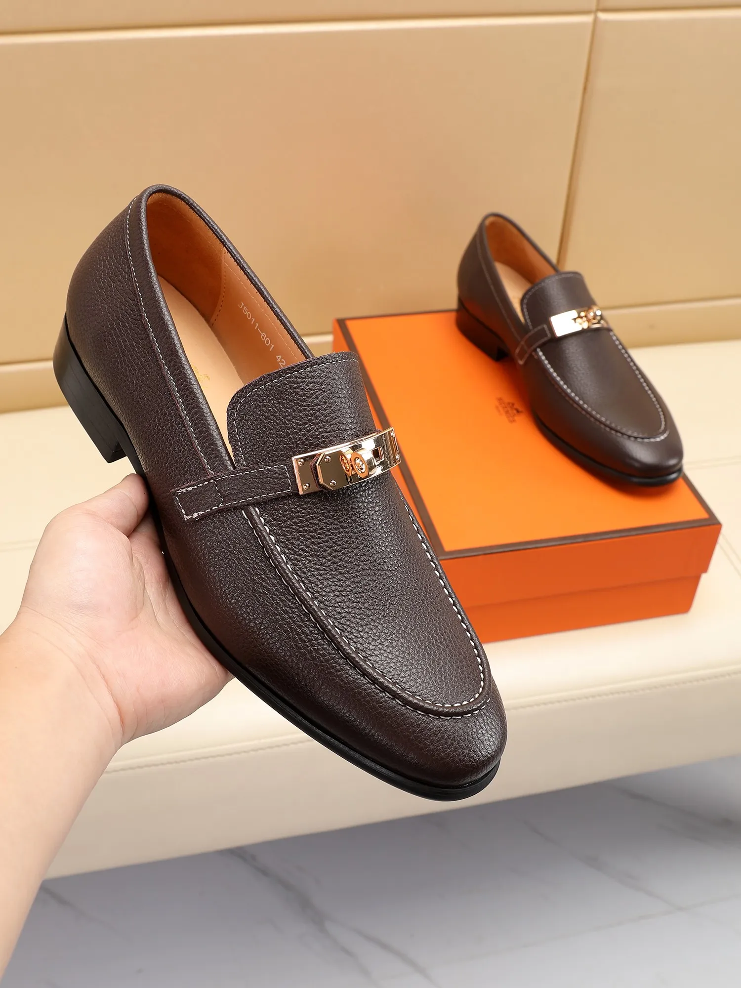 Factory price 440💶[HERMES] (cowhide lining)🍀Italian top luxury🍀He does not pursue novel styles and gorgeous colors, but attracts the favor of successful men with his flawless, elegant and classic style! This very, very comfortable, simple and stable style makes it easy to match any style! The pattern is absolutely 1:1 refined from the original case, and we strive for excellence in materials, imported cowhide + cowhide lining💪💪💪extraordinary texture👍! .Code number: 39 to 44 (38.4546 customized)